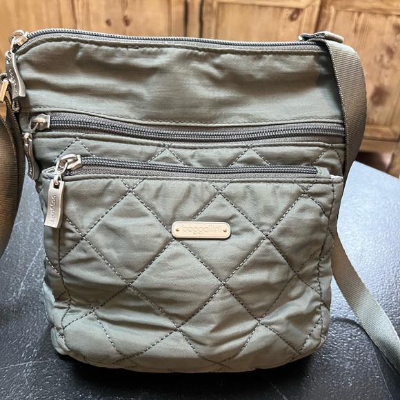 Baggallini Pewter Quilted Pocket Crossbody Bag - Picture 4 of 8